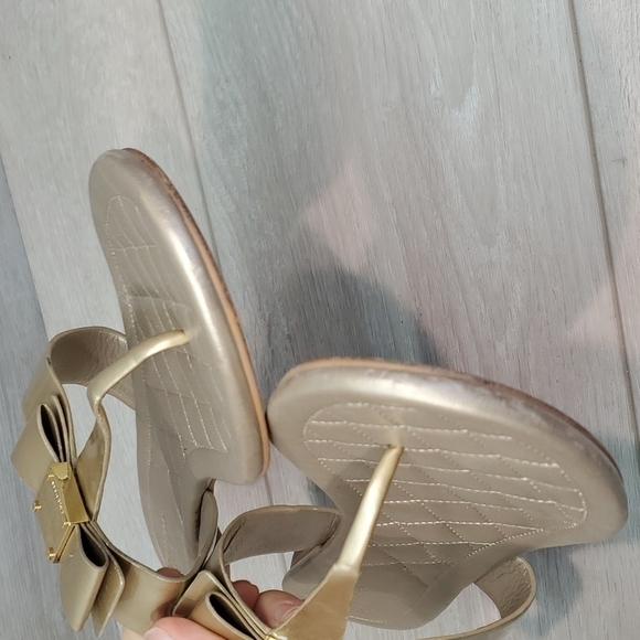 Cole Haan Womens T strap Gold Bow Sandals Flats Flip flop shoes sz 9.5B - Picture 5 of 10